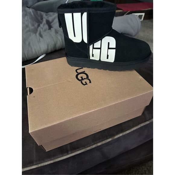 🔥UGG Classic mini Blk Logo boots-size 6 - Picture 2 of 11